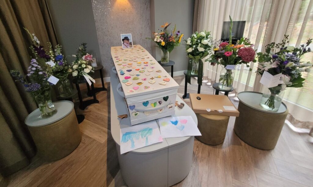 Kist in rouwkamer Mare Uitvaart Den Haag